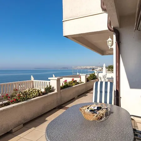 Konukevi Antonio - Podstrana, Split 3*